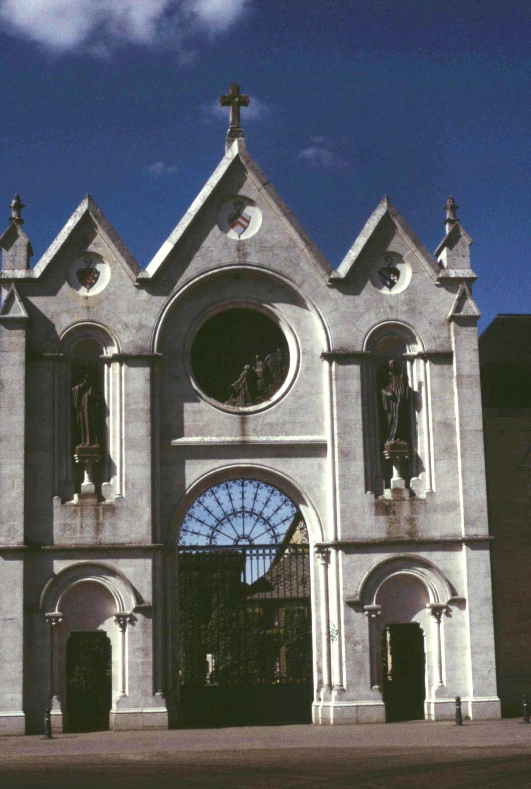 Orne_Soligny-la-Trappe_Abbaye_Notre-Dame_Trappe_Entree_082001_-_panoramio